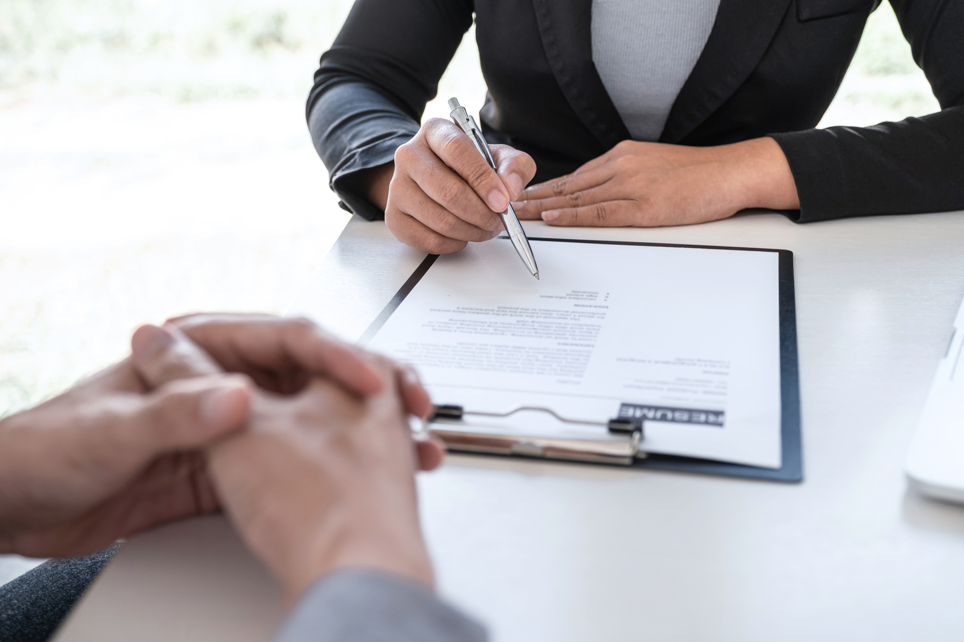 Wydłużenie okresu wypowiedzenia w umowie – kiedy jest legalne?