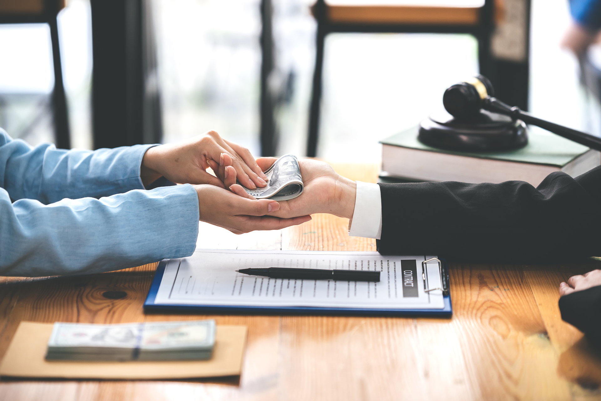 Niedozwolone postanowienia umowy określające zasady przeliczenia na złote – co dalej z kredytem frankowym?