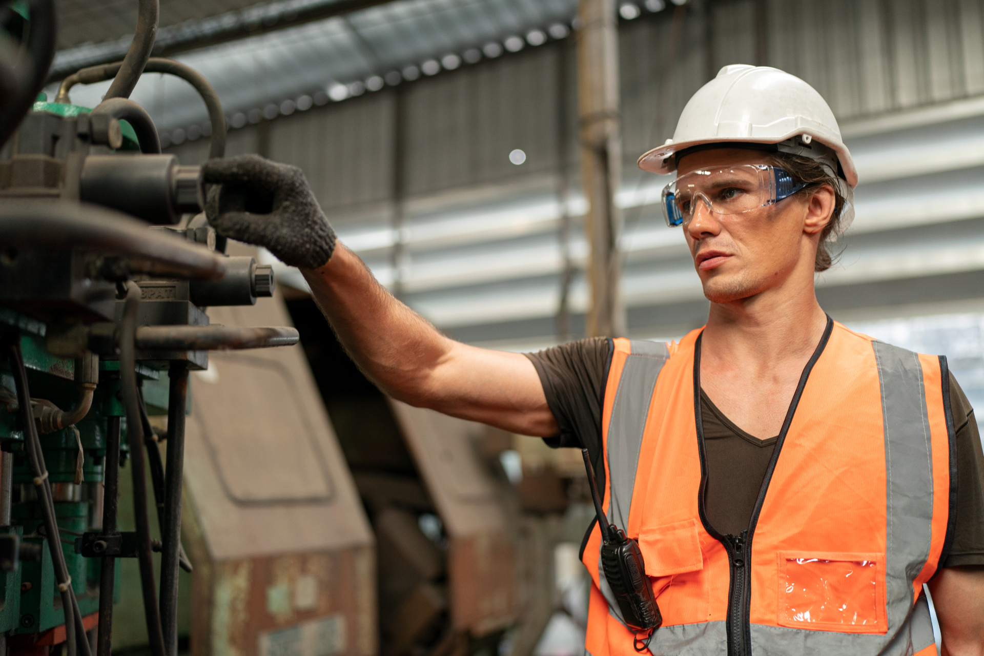 Przekwalifikowanie pracownika z biura do warsztatu. Czy to się opłaca?