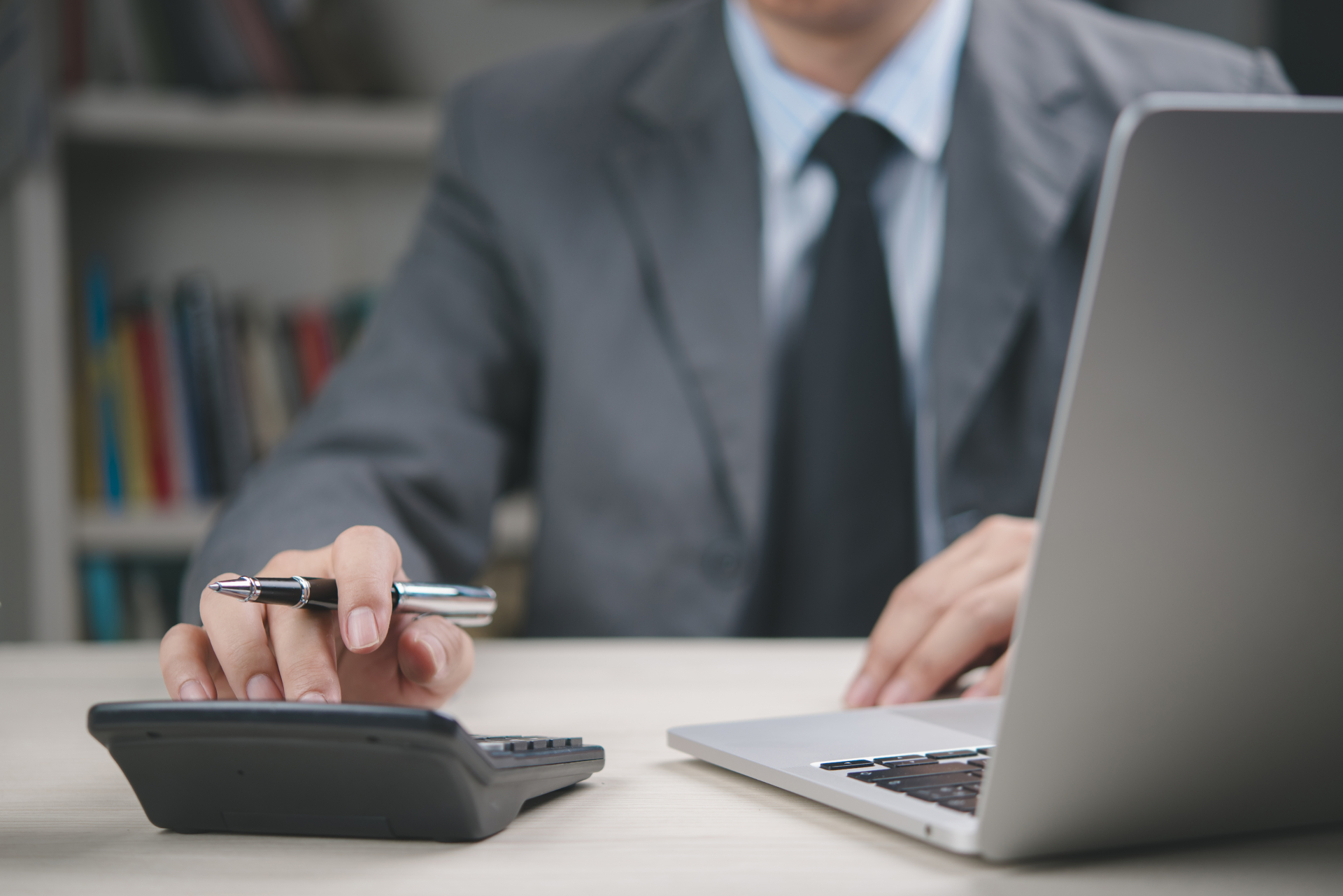 Podstawa wymiaru zasiłku chorobowego przy zbiegu umowy o pracę i zlecenia