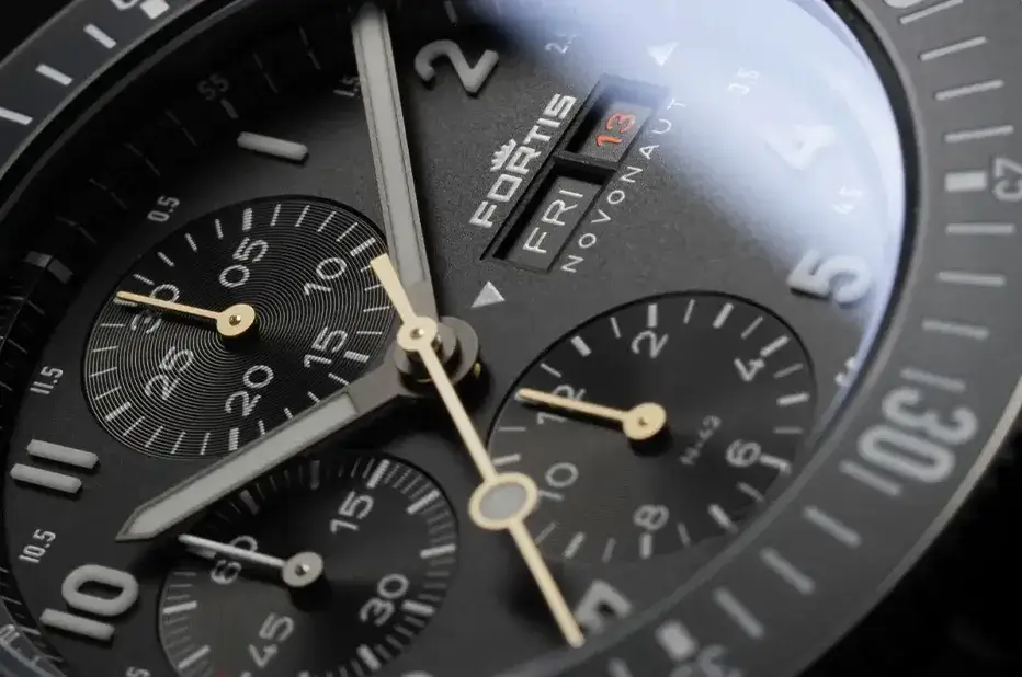 Jaki zegarek męski pasuje do garnituru?