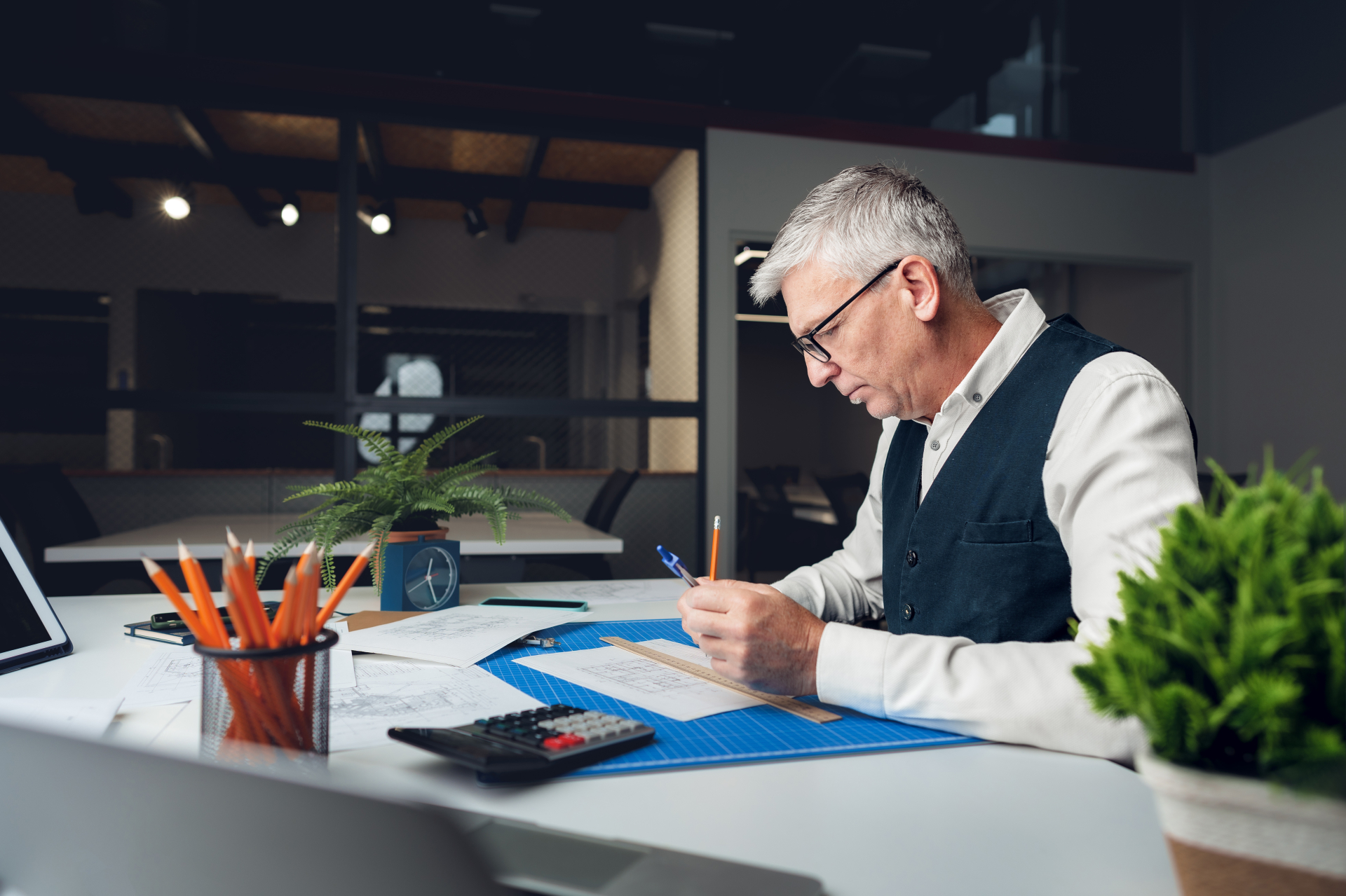 Zasiłek pracownika zatrudnionego po przejściu na emeryturę – jak obliczyć podstawę?