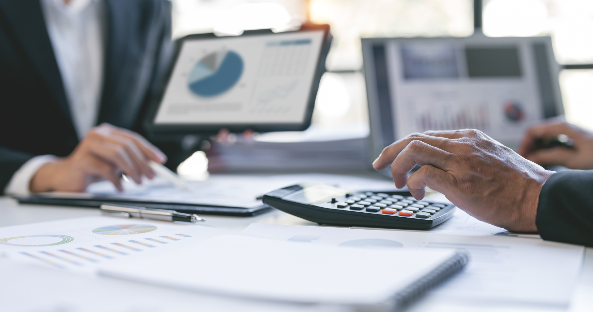 Zakup aplikacji AI od kontrahenta spoza UE – jak rozliczyć podatki?