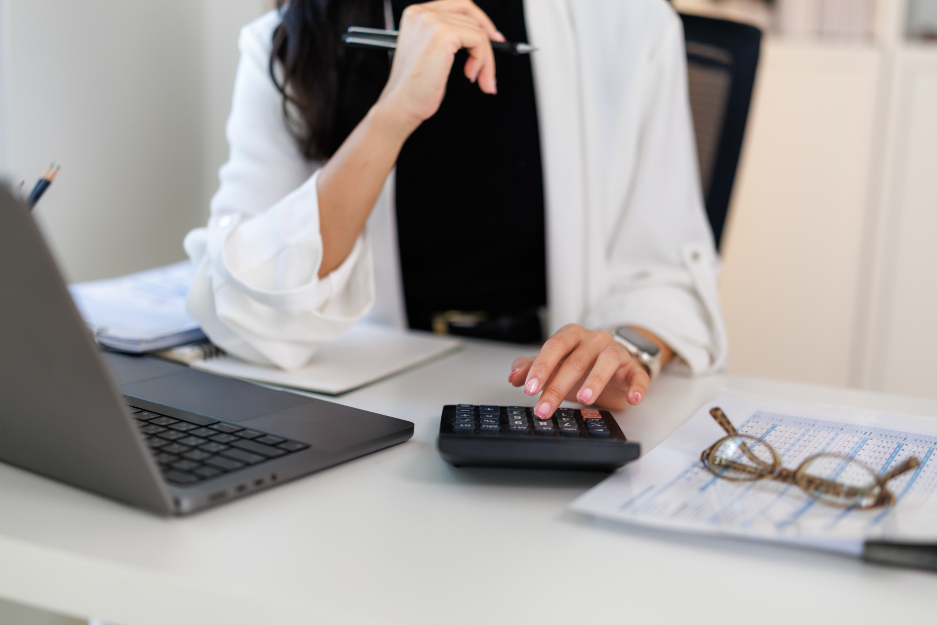 Nierozliczone nadgodziny przy odejściu pracownika – jak ich uniknąć?