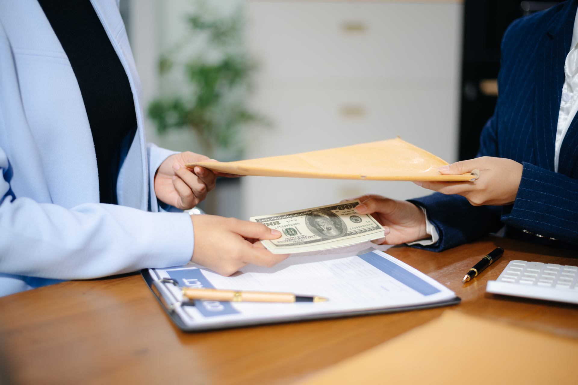 Opłata manipulacyjna a podatek VAT - jak poprawnie rozliczać?